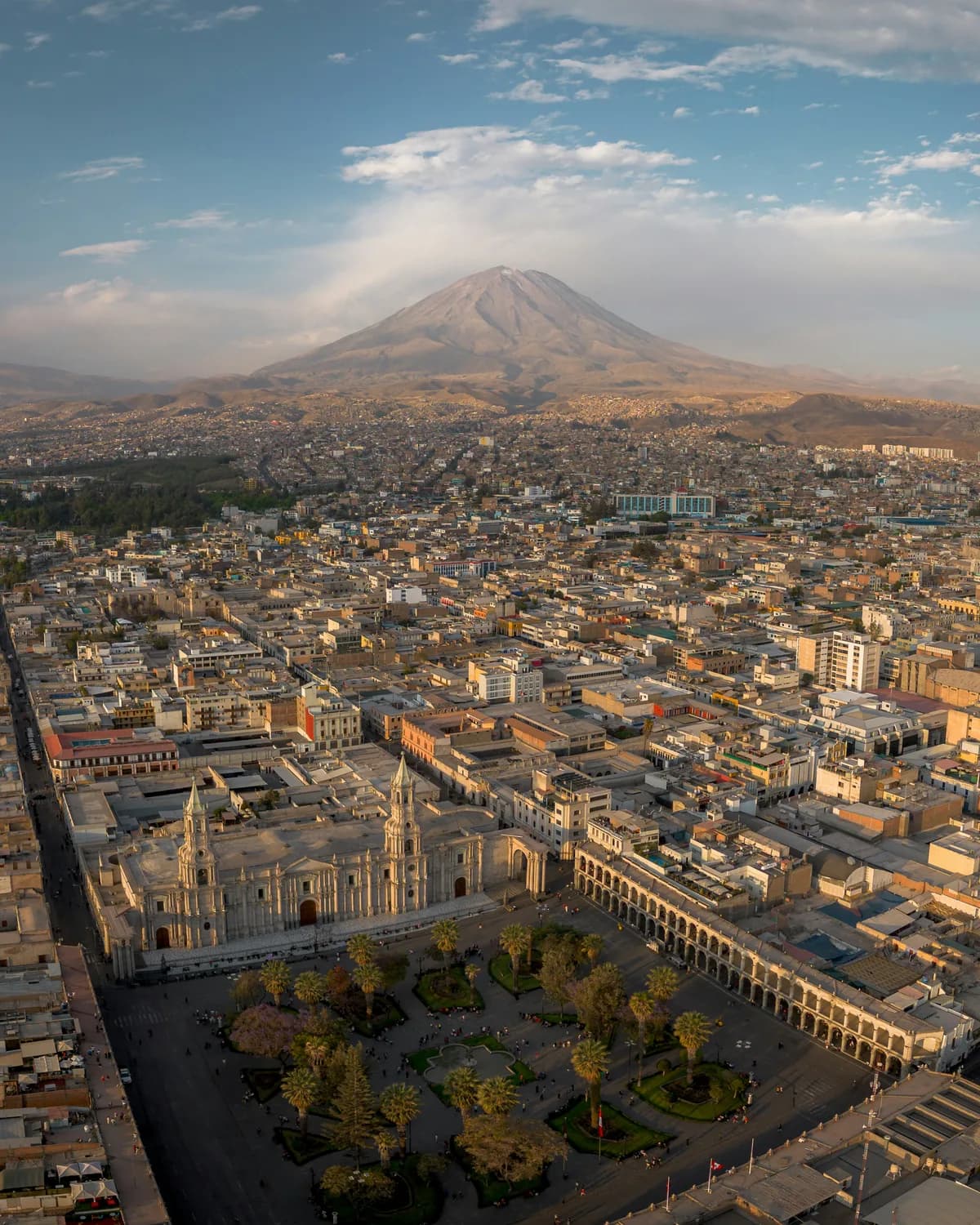 Arequipa desde el aire al atardecer: la Plaza de Armas, la Catedral y el volcán Misti.